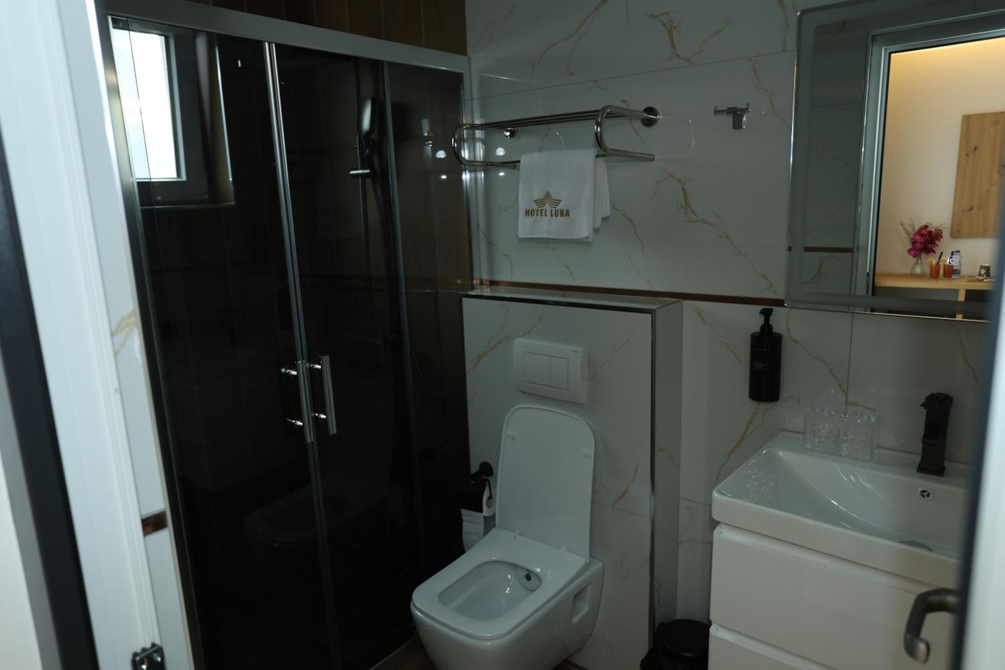 Hotel Luna Призрен Экстерьер фото