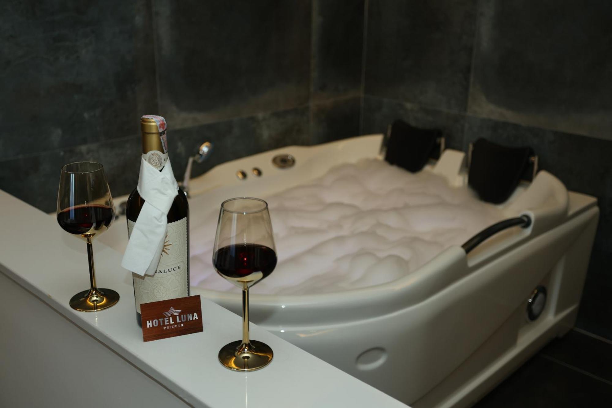 Hotel Luna Призрен Экстерьер фото